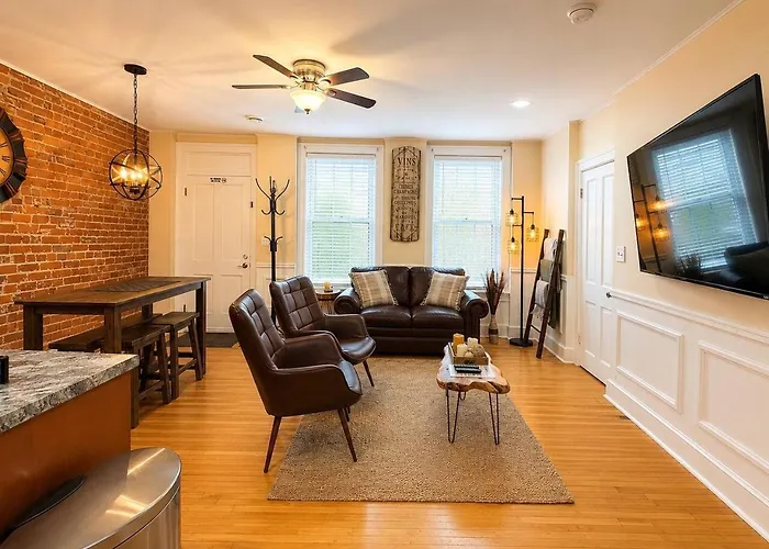 Victory #5 On Main St W/reserved Parking Apartment