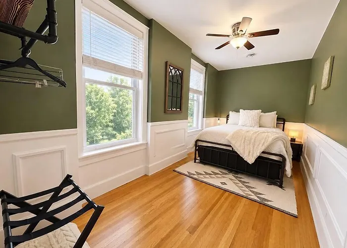 Victory #5 On Main St W/reserved Parking Apartment *