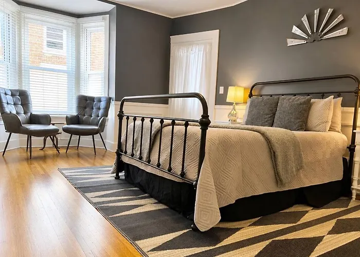 Apartment Victory #5 On Main St W/reserved Parking *